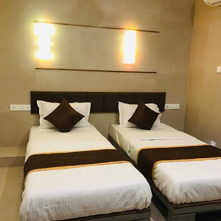 Hotel Blue Berry Гандинагар Экстерьер фото
