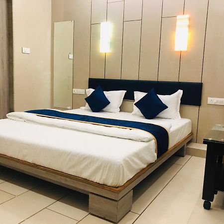Hotel Blue Berry Гандинагар Экстерьер фото