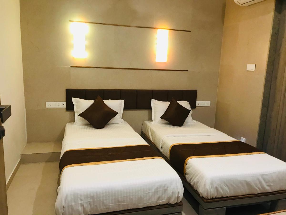 Hotel Blue Berry Гандинагар Экстерьер фото