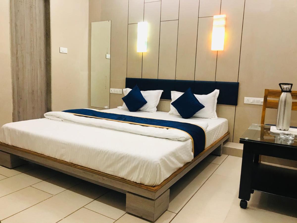 Hotel Blue Berry Гандинагар Экстерьер фото
