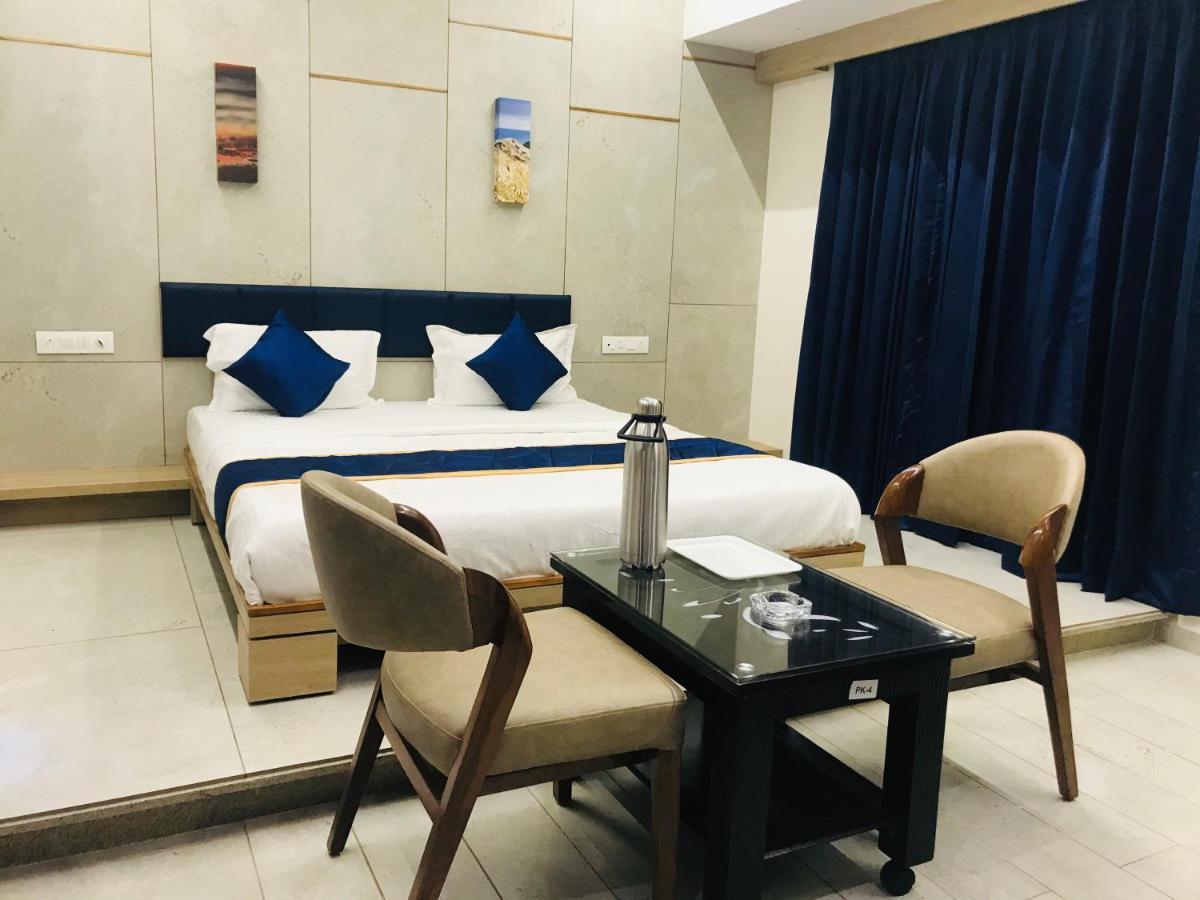 Hotel Blue Berry Гандинагар Экстерьер фото