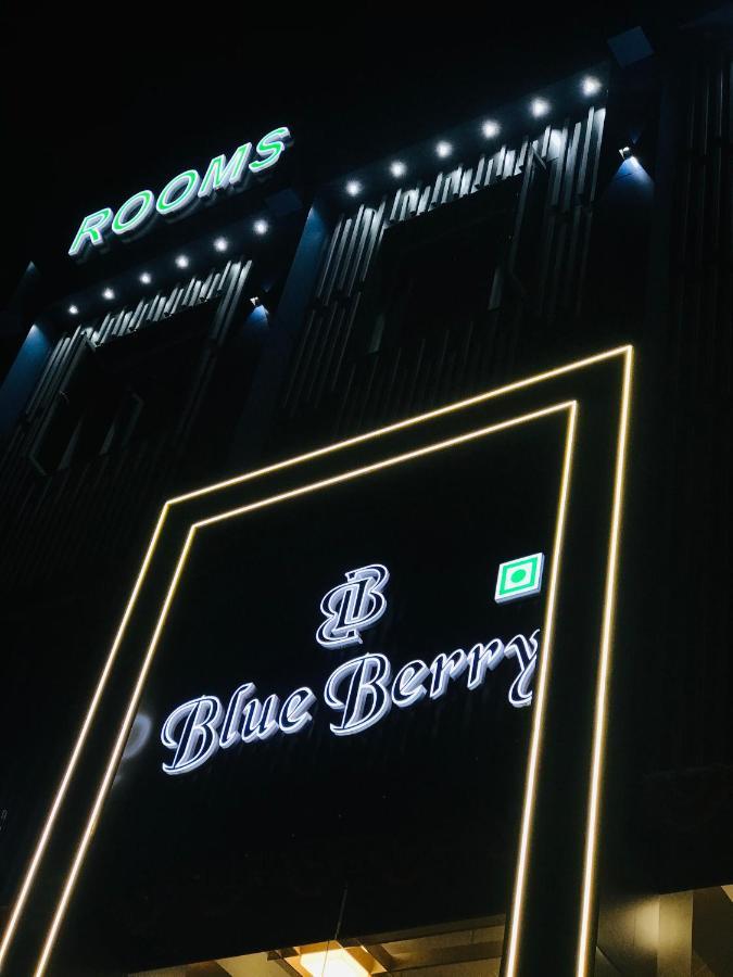 Hotel Blue Berry Гандинагар Экстерьер фото